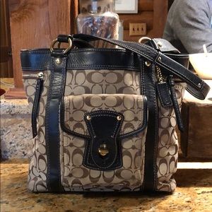 Coach Signature Logo shoulder Tote
